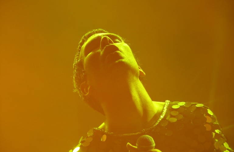 Tauron Nowa
Muzyka<br /><br />
22–25.08, KATOWICE<br /><br />
Brytyjczyk <b>Jamie Lidell</b>
na swoich poprzednich albumach
„Jim” i „Compass” pokazał, jak
można wciąż ciekawie łączyć
soul sprzed lat ze współczesnymi
dźwiękami. Na nowym krążku
„Jamie Lidell” podkręca ten mariaż
jeszcze większą domieszką
elektroniki futuro, ale też dźwiękami
rodem z dyskotek lat 80. Na
żywo będzie można go posłuchać
podczas festiwalu Tauron Nowa
Muzyka. W line-upie imprezy także
m.in. Brandt Brauer Frick Ensemble,
Squarepusher, Moderat,
LFO, Amon Tobin, DJ Koze, Tosca
oraz Ul/Kr, którzy przyjadą ze
świeżym krążkiem „Ament”.<br /><br /> 
www.festiwalnowamuzyka.pl