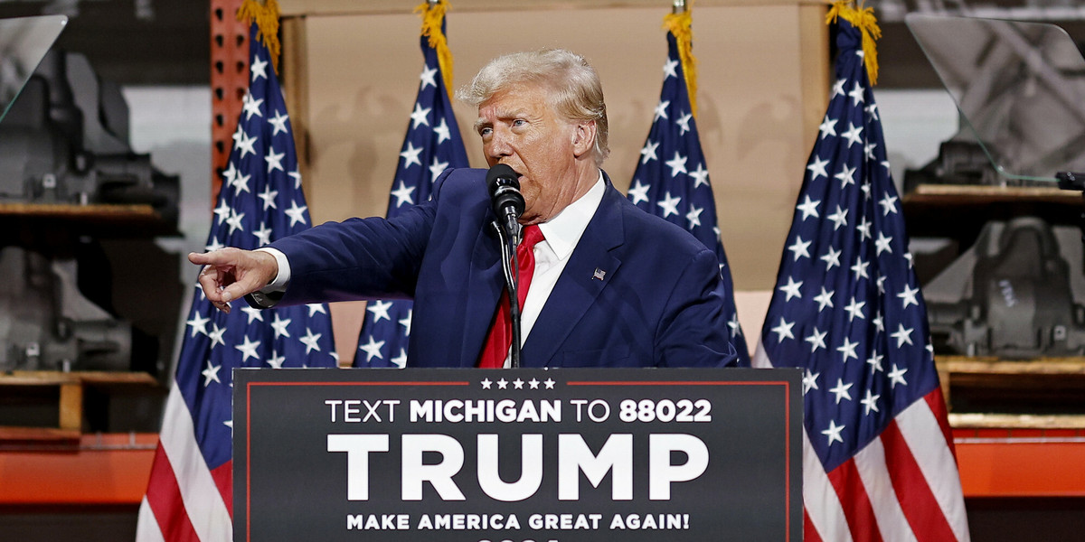 Donald Trump w fabryce w Clinton Township w pobliżu Detroit, 27 września 2023 r.  