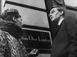 Retrospektywna wystawa "Christian Dior: Designer of Dreams" w Victoria & Albert Museum. Yves Saint Laurent przed sklepem Diora w Londynnie 11 listopada 1958 roku