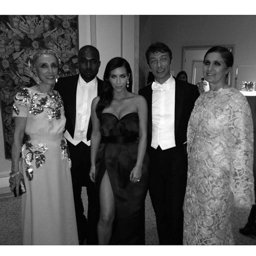 Kim Kardashian i Kanye West na wspólnym zdjęciu z Marią Grazią Chiuri, Francą Sozzani i Pierem Paolo Picciolim na gali Met