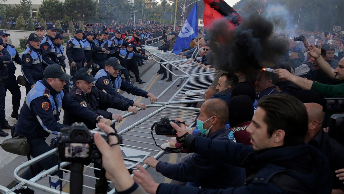 Demonstracja przeciwników obecnego rządu i zarazem zwolenników szybkiej akcesji do UE odbyła się wczoraj wieczorem w stolicy Albanii. Uczestnicy obrzucili siedzibę premiera Ediego Ramy butelkami z benzyną, racami i pojemnikami z farbą wzywając go do ustąpienia i wznosząc okrzyki "Chcemy europejskiej Albanii".