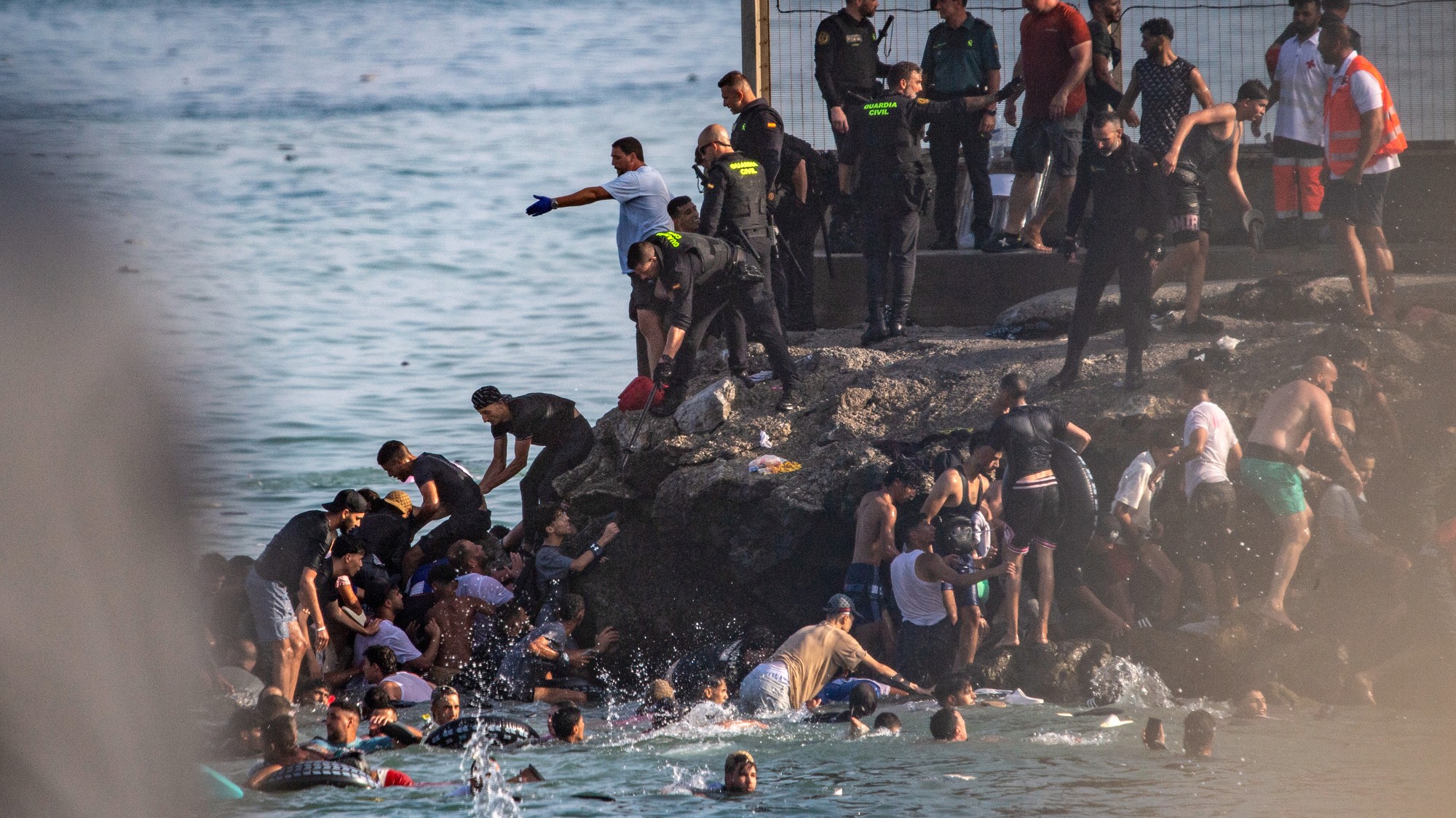 Migranti sa vo štvrtok 30. júla 2026 pokúšali prekročiť hranicu z Maroka do španielskej enklávy Ceuta.