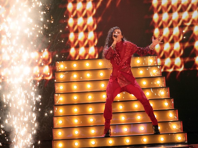 Szpak śpiewa 'Fever'