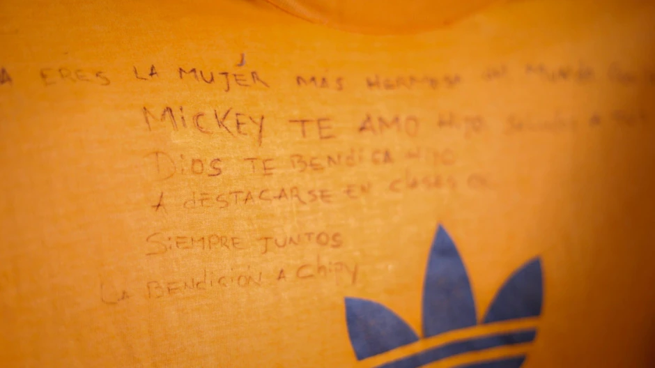 Skrivena poruka na majici zatvorenika Anhela Godoja za njegovu porodicu | Foto: BBC