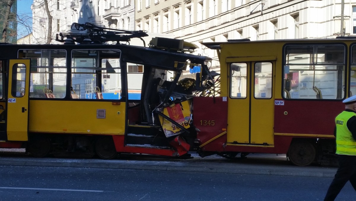 Do groźnego wypadku doszło dziś rano w centrum stolicy. W Al. Jerozolimskich zderzyły się dwa tramwaje – jeden najechał na tył drugiego. Jak podaje policja, rannych zostało aż 15 osób. Przez ponad trzy godziny były ogromne utrudnienia w centrum miasta. Tramwaje i autobusy kursowały objazdami. Trwa wyjaśnianie przyczyn wypadku.