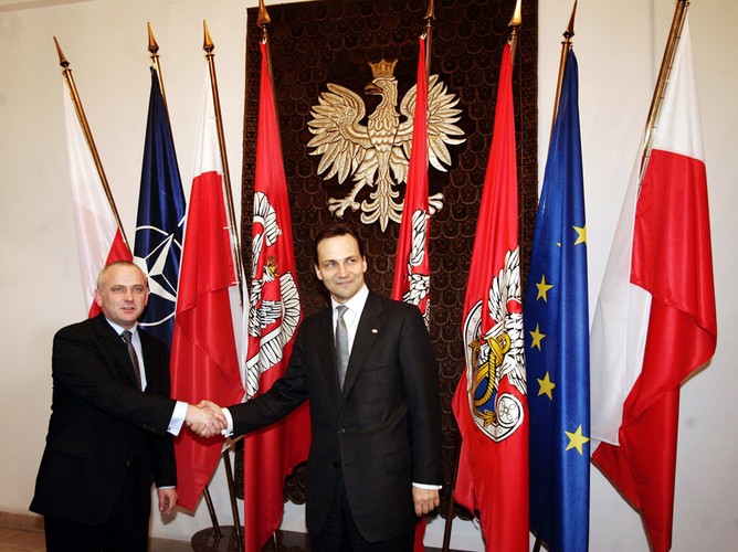 Był ministrem obrony narodowej w rządzie Marcinkiewicza, a później w rządzie Jarosława Kaczyńskiego. Na zdjęciu uroczyste przekazanie stanowiska nowo mianowanemu ministrowi obrony narodowej