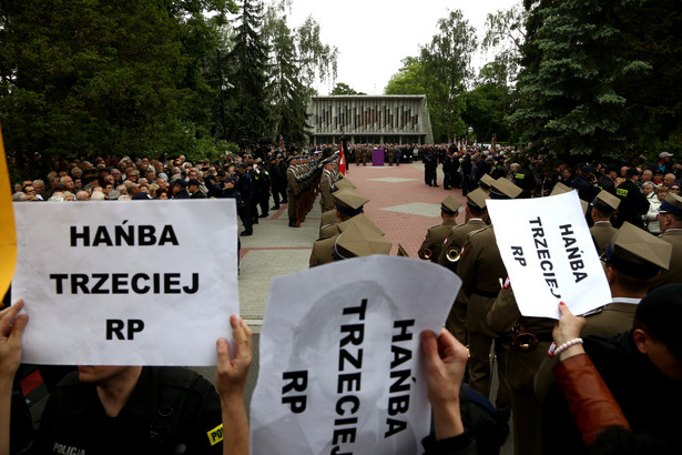 Pogrzeb gen. Wojciecha Jaruzelskiego na Powązkach dzieli Polaków. SONDAŻ