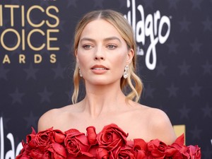 Margot Robbie felszabadította a melleit a vörös szőnyegen
