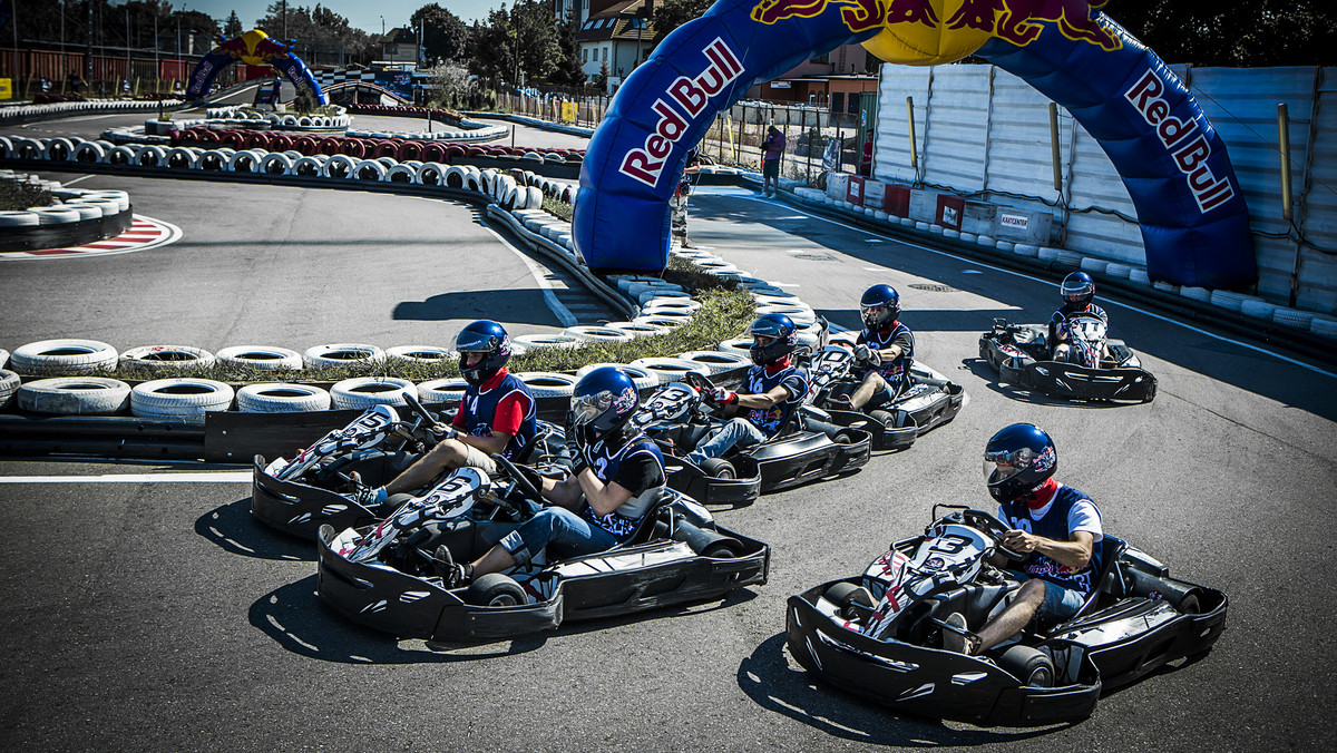 Wielkimi krokami zbliża się ogólnopolski finał zawodów Red Bull Kart Fight! Już 15 sierpnia na torze ulicznym przy krakowskich Błoniach (Al. 3 Maja), zmierzy się 18 najszybszych amatorskich kierowców kartingowych,  wyłonionych podczas trwającej blisko 2,5 miesiąca rywalizacji. Stawka jest wysoka - zwycięzca rodzimej edycji programu będzie reprezentować Polskę w globalnym finale Red Bull Kart Fight na torze Red Bull Ring w Austrii. W Krakowie młodym talentom kibicować będą doświadczeni sportowcy: Michał Kościuszko – ambasador projektu, Adam Małysz i Jakub Przygoński. Zarówno zawodowi sportowcy, jak i amatorzy dadzą w Krakowie pokaz najwyższych umiejętności!