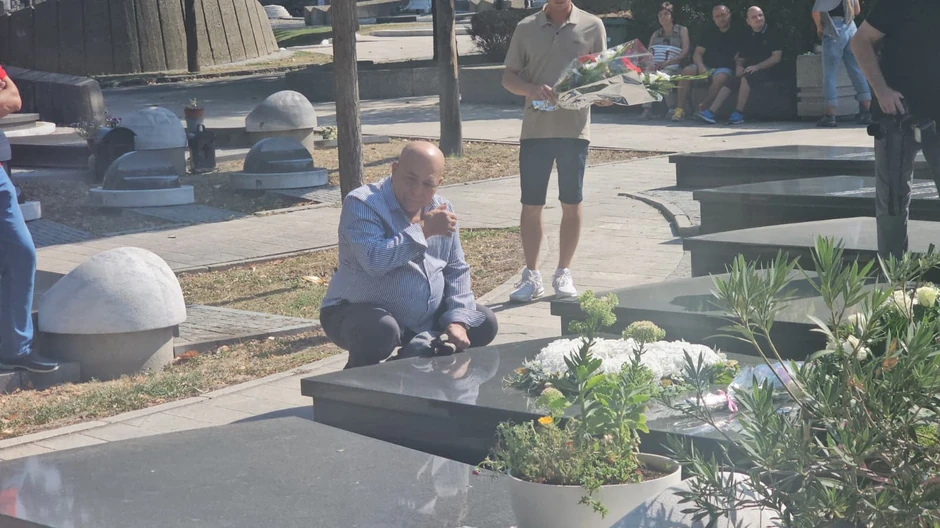 Šabanovi najmiliji na njegovom grobu povodom njegovog rođendana