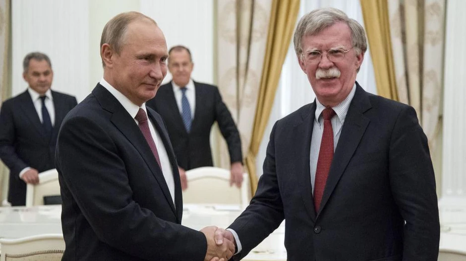 Bolton u Kremlju sa Vladimirom Putinom, predsednikom Rusije, u pozadini je Sergej Lavrov, jun 2018. | Foto: AFP via Getty Images