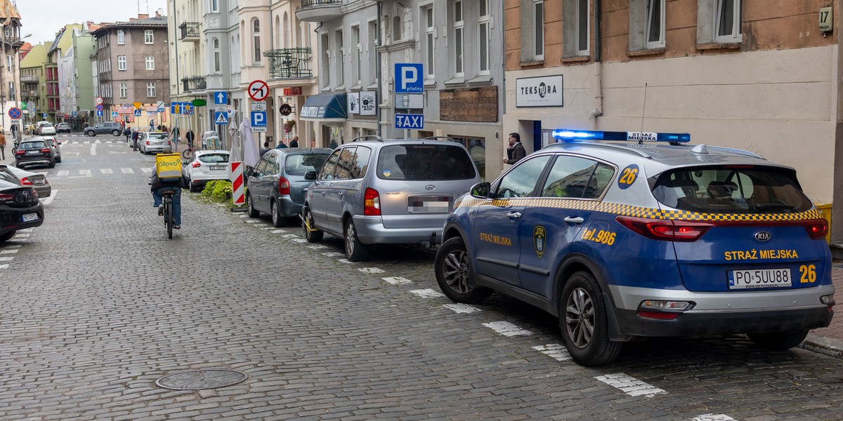 Straż miejska zakłada blokady na koła.