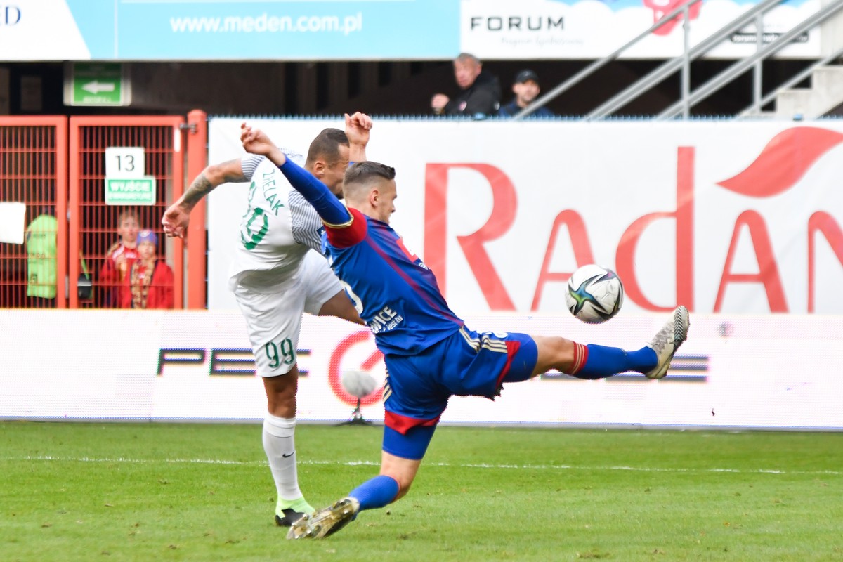 Piłkarz Warty Poznań Adam Zrelak (L) i zawodnik Piasta Gliwice Tomas Huk (P) podczas meczu 14. kolejki ekstraklasy