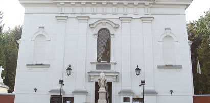 Warszawska parafia mierzy dystans za pomocą... kadzielnicy. Oryginalny baner na świątyni