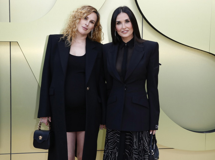 Demi Moore z córką Rumer Willis na pokazie mody domu mody Versace w Hollywood