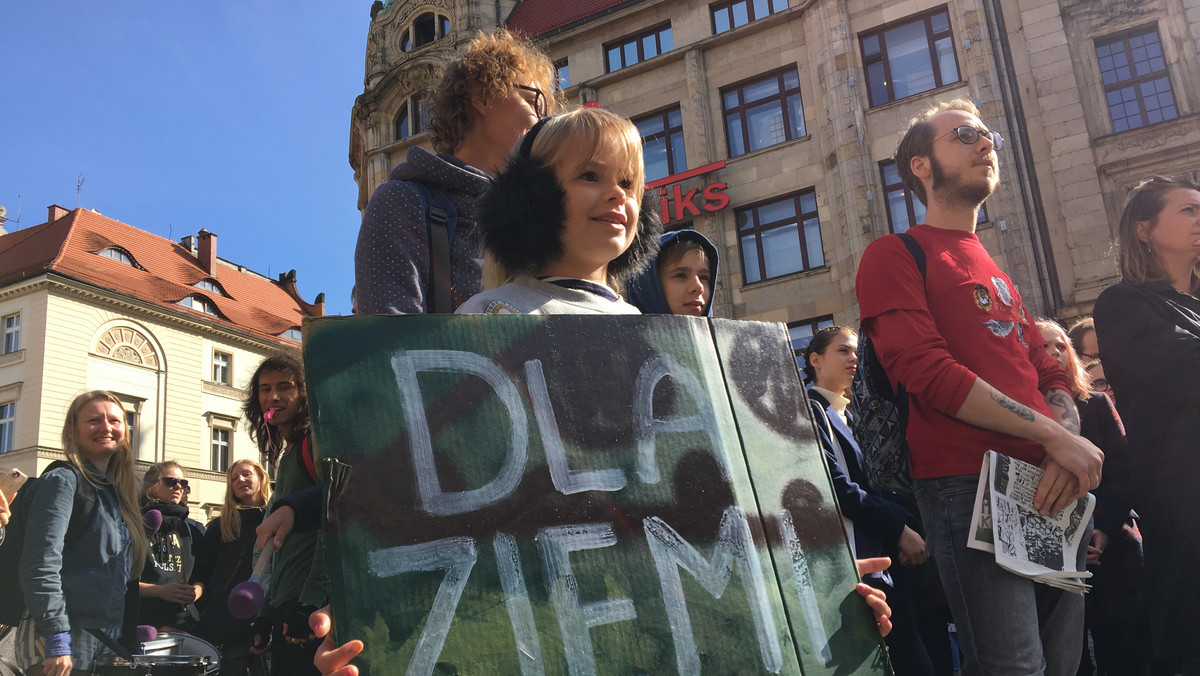 Obrońcy środowiska nie ustają w działaniach mających na celu zatrzymanie kryzysu klimatycznego. Po sukcesie Młodzieżowego Strajku Klimatycznego, jutro aktywiści zapraszają do udziału w Generalnym Strajku Dla Ziemi. Protesty odbędą się na całym świecie, w tym w najważniejszych miastach Polski.