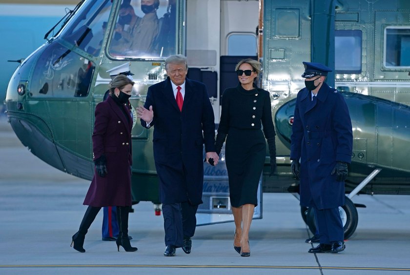 Zdjęcie Melanii z zaprzysiężenia męża przeszło do historii. To z pożegnania także przejdzie. Dlaczego?