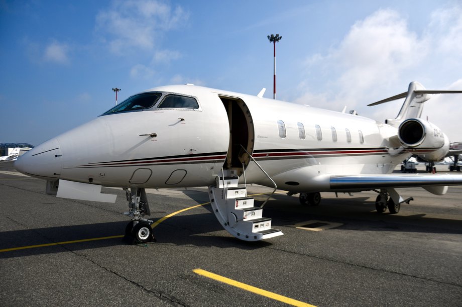 Bombardier Challenger 350 może obsłużyć loty trwające do 7 godz. 45 minut. Kabina mierzy ponad 8 metrów długości i 2,19 m szerokości. Sufit znajduje się na wysokości 1,85 m