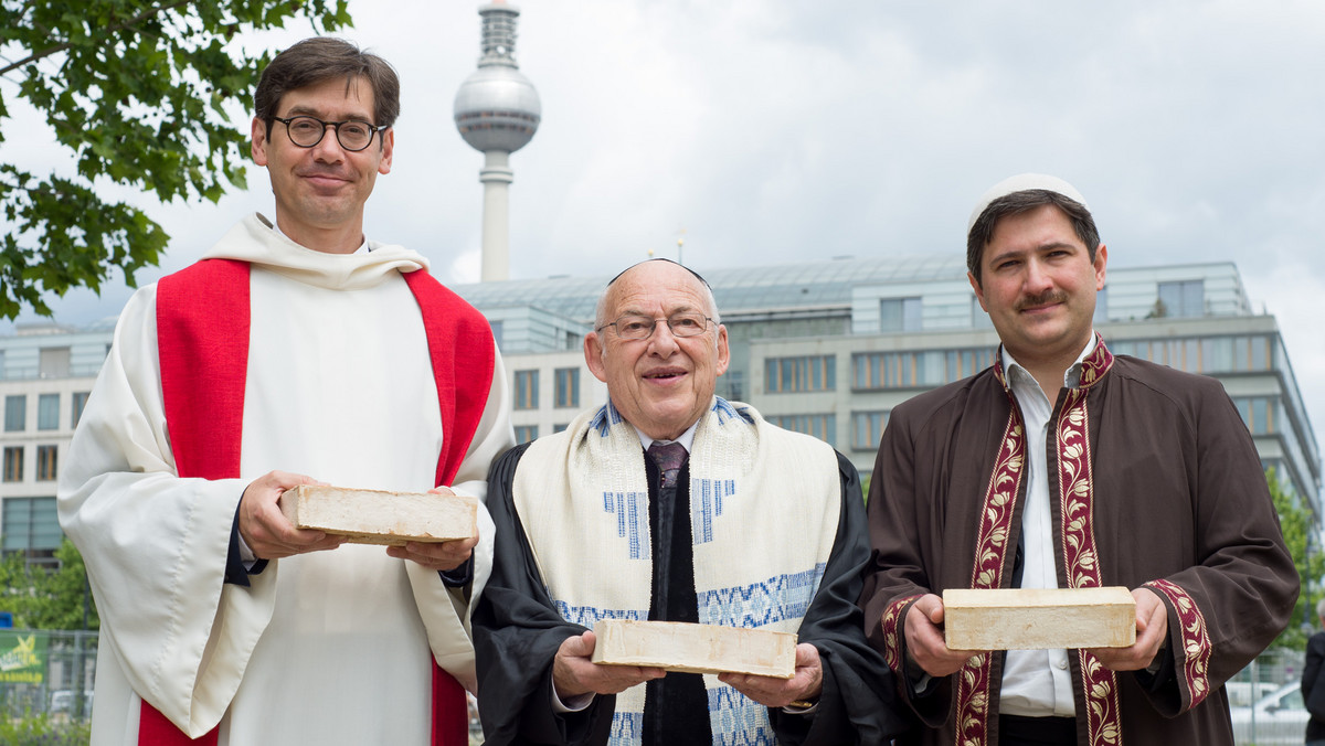 Żydzi, chrześcijanie i muzułmanie spotkają się pod jednym dachem w "House of One", wspólnej świątyni budowanej wspólnie w Berlinie.