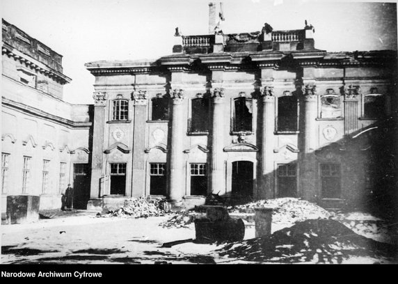 Zniszczony Pałac Pod Blachą w Warszawie