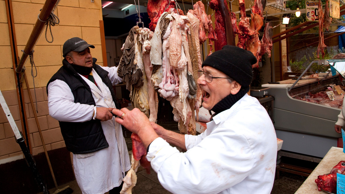 W Neapolu wprowadzono zakaz wystawiania martwych zwierząt w witrynach sklepów mięsnych i na straganach rzeźników. Kara za złamanie tych przepisów wynosi 500 euro (ponad 2 tys. zł). To pierwsza taka decyzja we Włoszech.