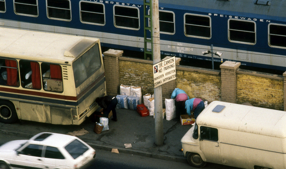 Okolice placu targowego przy Dworcu Wschodnim, Kerepesi út, Budapeszt, 1989 r.