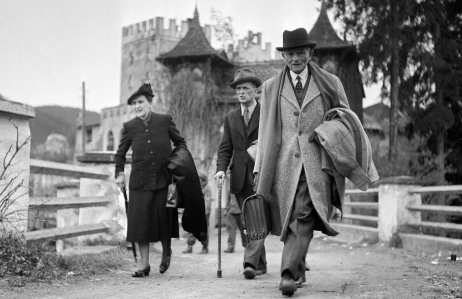 Gen. Maxime Weygand (z prawej), jego żona i płk. François de la Rocque opuszczają zamek Itter, 5 maja 1945 r.