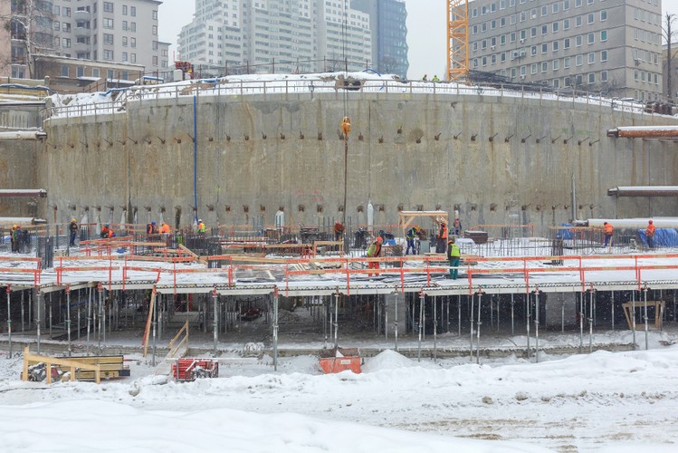 Prace na działce Warsaw Spire rozpoczęły się już w połowie 2011 roku. Pierwszy etap prac trwał osiem miesięcy i polegał na wykonaniu najgłębszej zrealizowanej dotychczas w Polsce ściany szczelinowej o głębokości 55 metrów odpowiadającej 20 piętrom budynku mieszkalnego.