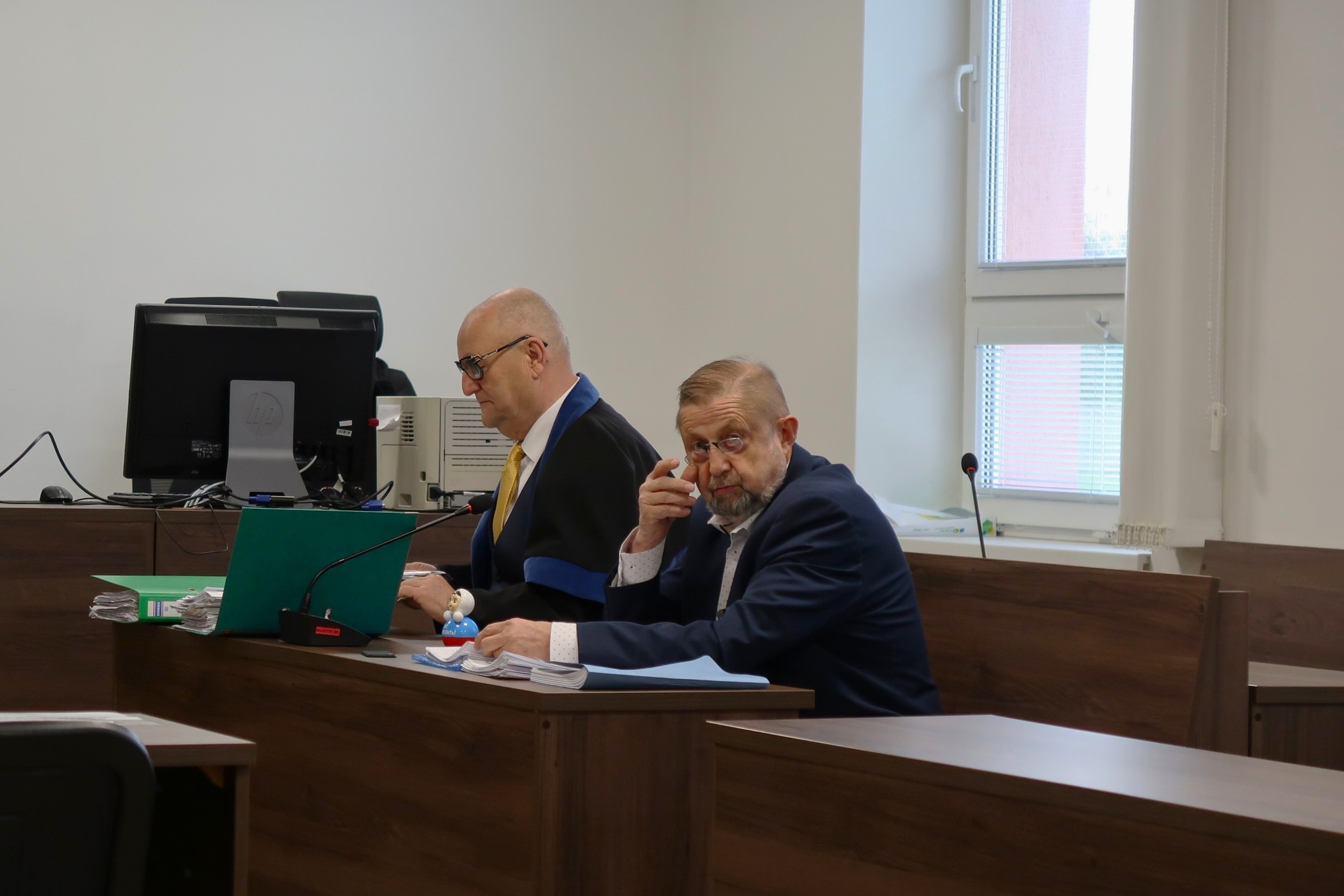 Bývalý predseda Najvyššieho súdu (NS) SR a exminister spravodlivosti Štefan Harabin (vpravo) počas súdneho pojednávania.