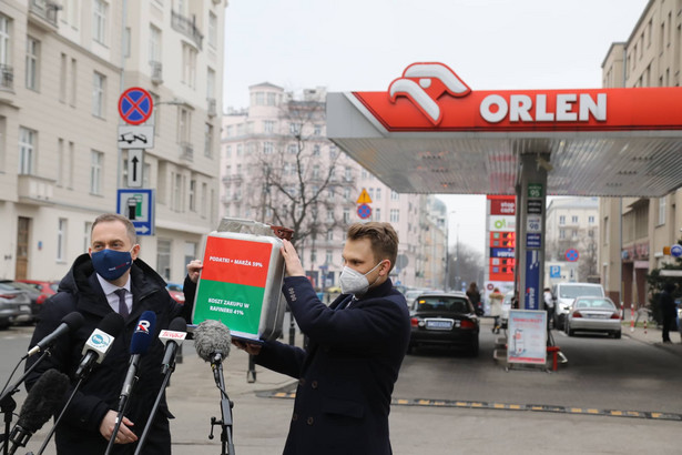 Cezary Tomczyk i Krzysztof Truskolaski na stacji Orlen