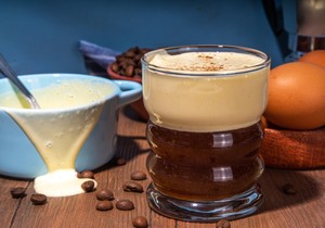 Kafa sa jajima je napitak kremastog i netipičnog ukusa