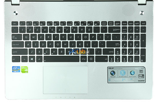 Laptop sprawia wrażenie dużego ze względu na sporo wolnego miejsca wokół klawiatury oraz duże odległości między klawiszami 