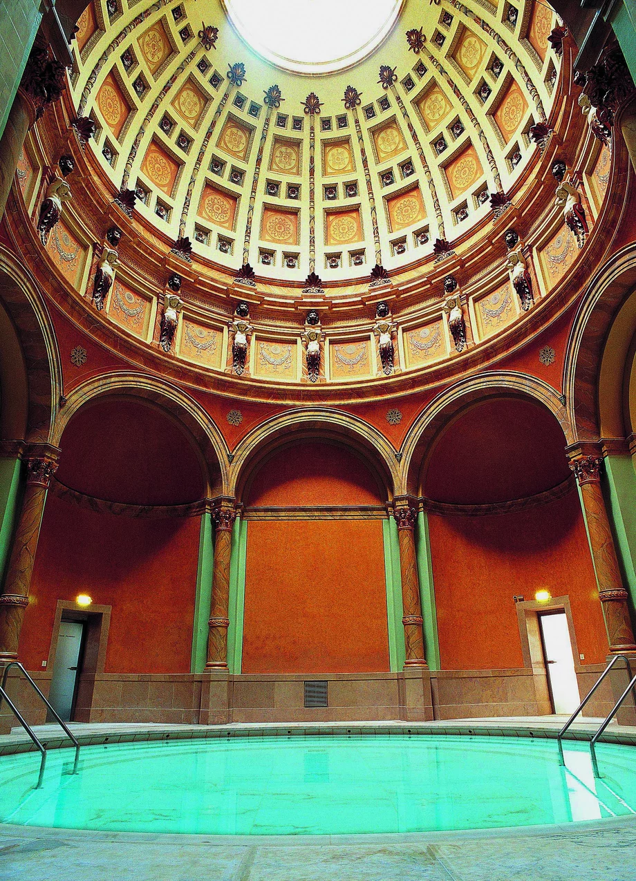 Imponująca armatura prysznicowa, ręcznie malowane majolikowe płytki i wspaniała sala zwieńczona kopułą to znaki rozpoznawcze Łażni Friedrichsbad.