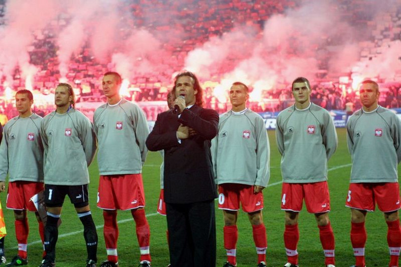 Marek Torzewski śpiewa hymn przed meczem reprezentacji Polski