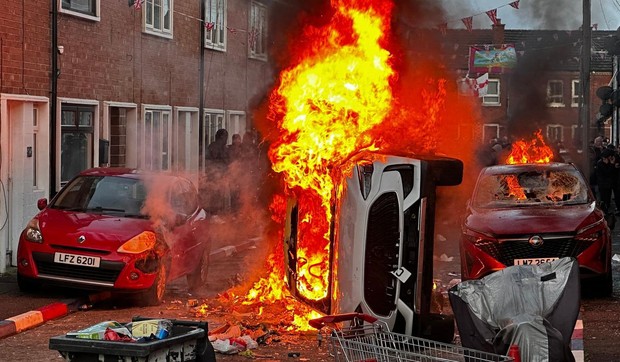 Zapaljeni automobili na ulicama Belfasta | Foto: PA