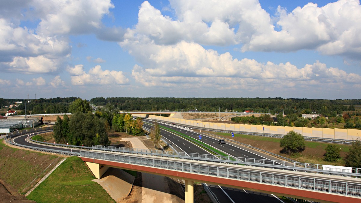 Generalna Dyrekcja Dróg Krajowych i Autostrad ogłosiła dwa przetargi na projekt i budowę drogi ekspresowej S6. Pierwszy dotyczy rozbudowy istniejącej Obwodnicy Słupska do pełnych dwóch jezdni, drugi obejmuje budowę drogi S6 na odcinku Słupsk – Lębork.