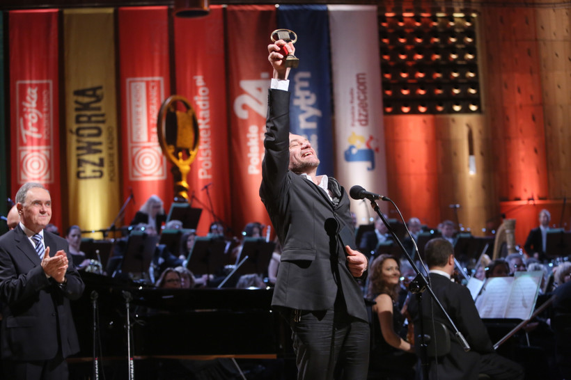 Aktor Mariusz Bonaszewski odebrał Złoty Mikrofon, najważniejszą nagrodę Polskiego Radia, 10 bm. podczas uroczystej Gali w Studiu Koncertowym Polskiego Radia