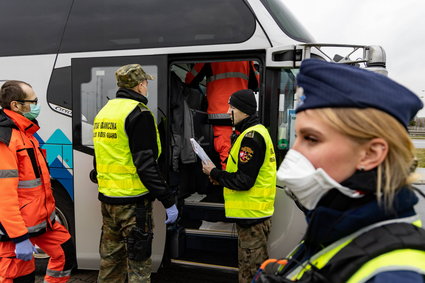 Polska uszczelnia granice przed koronawirusem. Dodatkowe procedury nie tylko na lotniskach