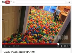 Zrobił żonie kawał i wypełnił dom kolorowymi kulkami [WIDEO]