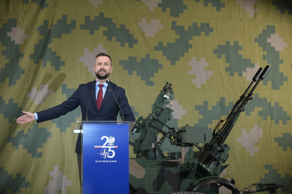 Wicepremier, minister obrony narodowej Władysław Kosiniak-Kamysz podczas ceremonii podpisania kolejnej umowy w zakresie wsparcia logistycznego dla przeciwlotniczych zestawów rakietowo-artyleryjskich PILICA, w 3. Warszawskiej Brygadzie Rakietowej OP w Sochaczewie