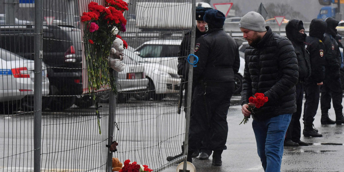 Straszne sceny pod Moskwą. Kwiaty i maskotki w miejscu zbrodni. 