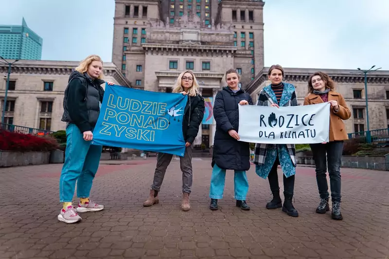 Aktywisteki, które zabiegały o uchwalenie poparcia inicjatywy w Warszawie. Od lewej: Wiktoria Jędroszkowiak, Kamila Kadzidłowska, Dominika Lasota, Marzena Wichniarz, Magdalena Zając 