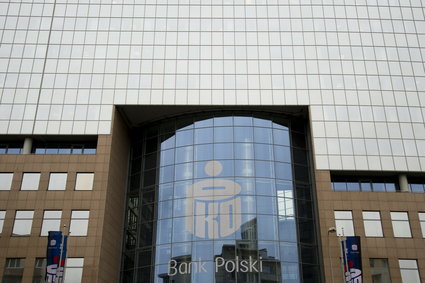 "Wyborcza": menedżerowie, ich krewni i znajomi zaszczepili się w  PKO BP. Bank wydał oświadczenie