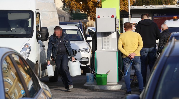 Mintha nem lenne holnap, sok kannával vitték az autósok a budapesti benzinkútról a nélkülözhetetlen adalékot /Fotó: Fuszek Gábor