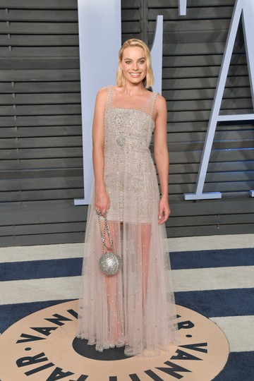 Margot Robbie a 2018-as Vanity Fair Oscar afterpartin egy lenyűgöző Chanel Haute Couture ruhára cserélte a díjátadón viselt, szintén Chanel kreációját. Az áttetsző, flitterekkel díszített ruhát Karl Lagerfeld tervezte, amely elegáns, kifinomult megjelenést kölcsönzött a színésznőnek.