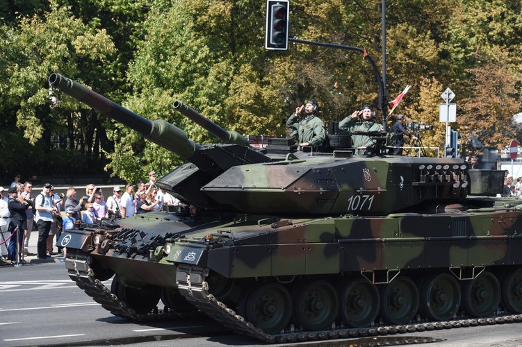 Defilada pojazdów wojskowych na ulicach stolicy