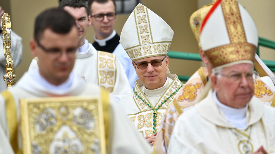 Andrzej Siemieniewski (środek) podczas ingresu do Katedry Legnickiej pw. Świętych Apostołów Piotra i Pawła