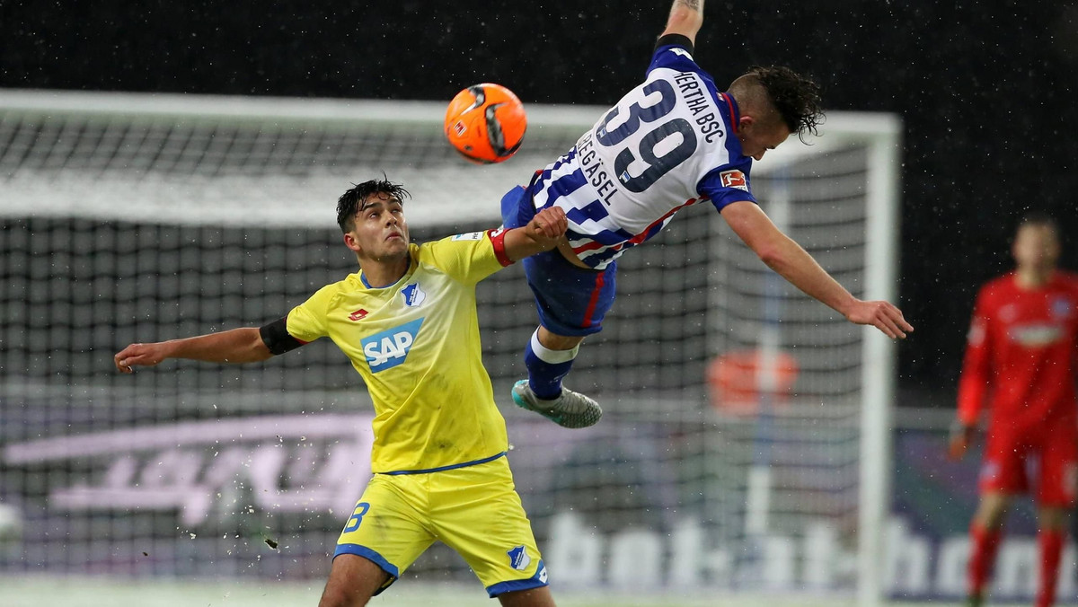 Samobójcze trafienie Eugena Polanskiego zadecydowało o zwycięstwie 1:0 Herthy BSC nad Hoffenheim. Pierwsza połowa meczu w Berlinie rozegrana została w zimowych warunkach. Dzięki temu zwycięstwu, Hertha zajmuje czwarte miejsce w tabeli. Ekipa Wieśniaków pozostała na samym dnie Bundesligi.