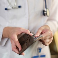 Ennyit faragott le saját fizetéséből egy háziorvos, hogy megemelhesse a kollégái bérét