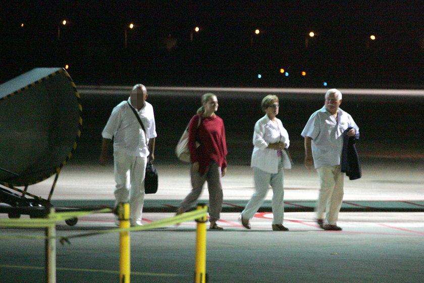 Wałęsowie na lotnisku